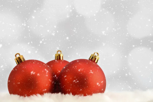 Рождественские Балы Белом Фоне — стоковое фото