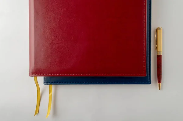 Κόκκινο Και Μπλε Μεγάλα Σημειωματάρια Δερμάτινη Βιβλιοδεσία Στυλό — Φωτογραφία Αρχείου