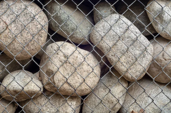 Kameny Kovovou Mřížkou — Stock fotografie