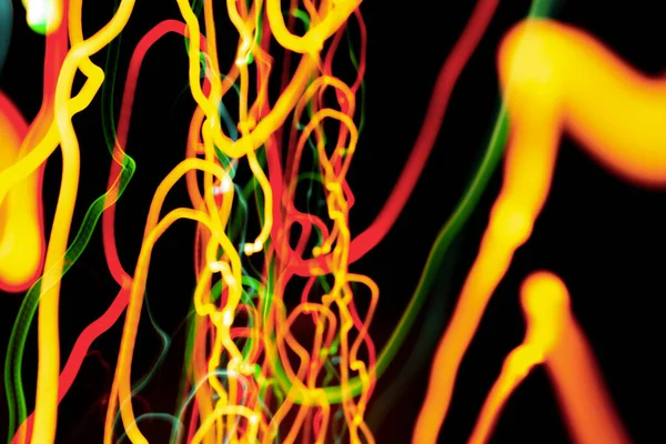 Bulanık odaklı Noel ışıkları ve uzun pozlu hareketli fotoğraf. Soyut arkaplan. Girdap etkisi. Yeni yıl, enerji, LED, bilim kurgu, neon, sihir, iş ya da elektrik konsepti fotoğrafı.