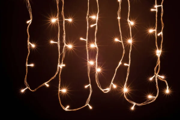 Noel ve Yeni Yıl Dekorasyon Işıkları, Küçük Led Lambaları Siyah Arkaplanda Parlayan Çelenkler.