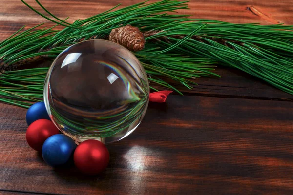 Weihnachtsbaumzweig Mit Zapfen Weihnachtskugeln Und Kristallkugel Auf Dunklem Holztisch Selektiver — Stockfoto
