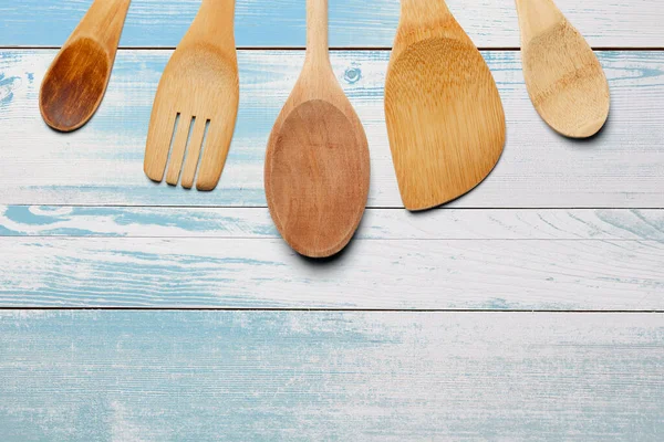 木制勺子 叉子和搅拌器放在绿松石木桌上 厨房和烹调概念 — 图库照片