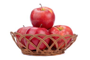 Wicker Basket 'te elmalar. Beyaz Arkaplanda İzole Edilmiş.