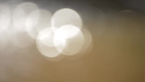 bokeh rayons solaires sur l'eau, à la fin de la vidéo, la réflexion solaire dans l'eau occupe tout l'espace 