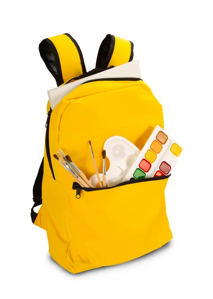 Sırt çantasında farklı okul kağıtları var. Beyaz arka planda izole edilmiş. Okul konsepti fotoğrafına dönelim..
