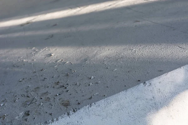  Pasta dekoru için renkli şekerler eski ahşap mutfak tahtasına dökülmüş, renkli yumurtalar, tarçın çubukları. Seçici odaklanma. Paskalya ve evde fırında tatil konsepti fotoğrafı.