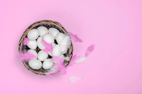 Huevos Blancos Pascua Una Cesta Mimbre Con Plumas Sobre Fondo — Foto de Stock