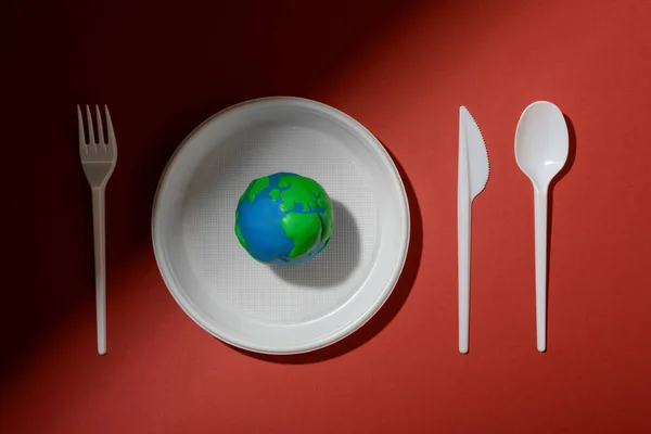 Serving Table Earth Planet Plastic Plate Spoon Fork Knife Ecology — Stock Photo, Image