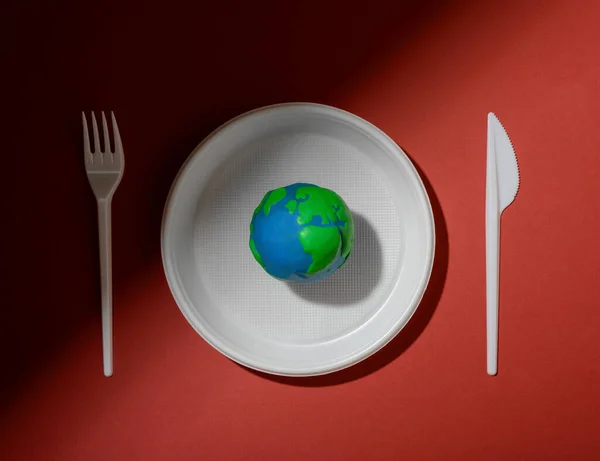 Стол Планетой Земля Пластиковой Пластиной Вилкой Ножом Экология Земли День — стоковое фото