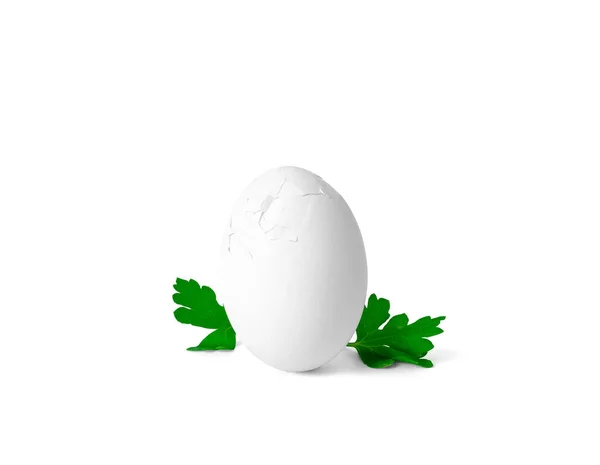 Тріснуте Яйце Петрушкою Ізольовані Білому Тлі Тіні Тіні Традиційний Символ — стокове фото