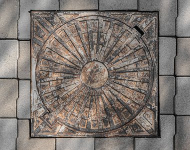 Boru ve tuğla duvar. Eskimiş kumaş ve grunge tuğla duvar. Şehir mimarisi konsepti fotoğrafı.