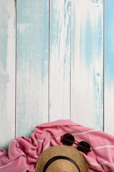 Şapka ve havlu. Üst Manzara. Yaz tatili konsepti. İzole et