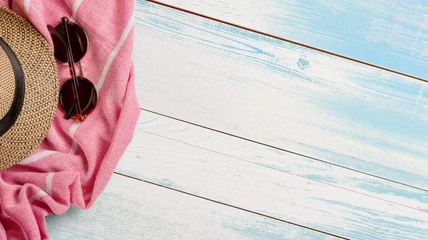 Şapka ve havlu. Üst Manzara. Yaz tatili konsepti. İzole et