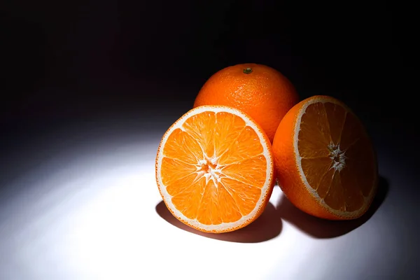 Fruit Orange Dans Éclairage Sélectif — Photo