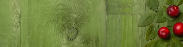 Сливы Листья Темно Зеленом Деревянном Столе Экологическая Концепция Вид Сверху — стоковое фото