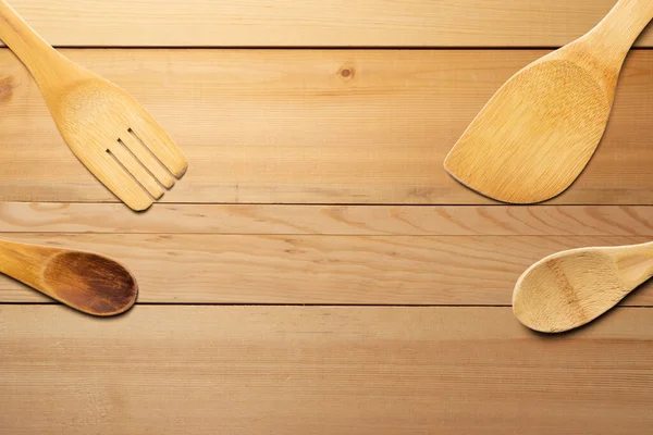 木制勺子 叉子和搅拌器放在木制桌子上 厨房和烹调概念 — 图库照片