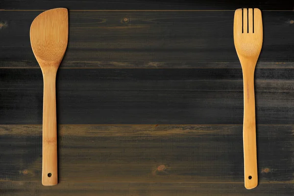 木制搅拌机和叉在黑暗的木制桌子上 厨房和烹调概念 — 图库照片