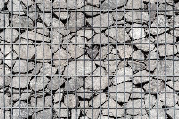 Metal ızgaranın arkasındaki taş duvar..