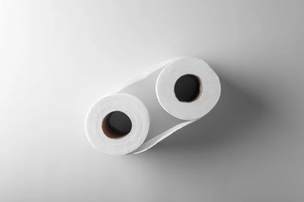白い色の紙の背景にトイレットペーパーの2つのロール バスルーム 清潔で衛生的なコンセプトアート写真 — ストック写真