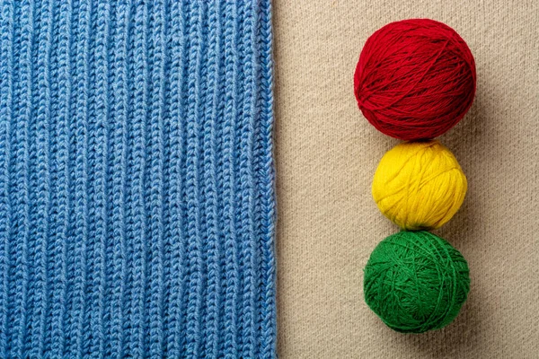 糸玉や帽子や秋や冬のシーズンのためのスカーフなどのニットウールの布の一部 上からの眺め — ストック写真