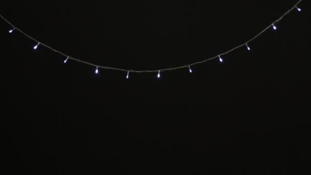 Weihnachtsbeleuchtung Girlanden Mit Kleinen Led Lampen Auf Schwarzem Hintergrund — Stockvideo