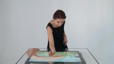 Kum ile çizim. Kum bir ekran üzerinde çizim. Kum sanatçı. Eller berabere. Animasyon