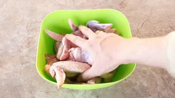 Pollo marinero. Las manos marinan el pollo. Alitas de pollo. Carne de pollo — Vídeo de stock