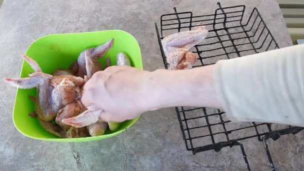 鶏のマリネ。手は、鶏肉を漬けます。手羽先。鶏の肉 — ストック動画