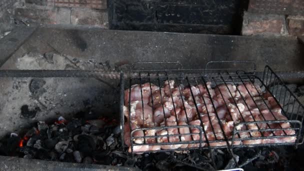 Κάρβουνα κοτόπουλο στο Bbq. στη σχάρα κοτόπουλο στη σχάρα. Κρέας κοτόπουλου μαγείρεμα στην ψησταριά — Αρχείο Βίντεο