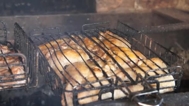 グリルでバーベキュー。 焼き鶏に鶏を焼きます。鶏肉のバーベキュー グリルで調理 — ストック動画