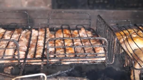 グリルでバーベキュー。 焼き鶏に鶏を焼きます。鶏肉のバーベキュー グリルで調理 — ストック動画