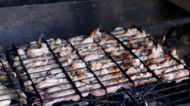 Izgara tavuk Barbekü. tavuk ızgara üzerinde. Barbekü ızgara pişirme tavuk eti