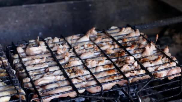 Κάρβουνα κοτόπουλο στο Bbq. κοτόπουλο στη σχάρα. Κρέας κοτόπουλου μαγείρεμα στην ψησταριά — Αρχείο Βίντεο