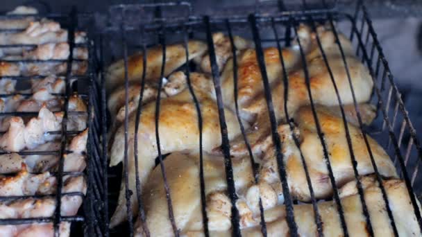 グリルでバーベキュー チキンでチキンを焼きます。鶏肉のグリル料理 — ストック動画