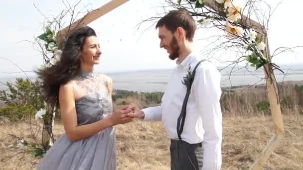 신혼 부부입니다. 신랑, 신부 신혼 부부 결혼. 그냥 결혼. 행복 한 커플 — 비디오