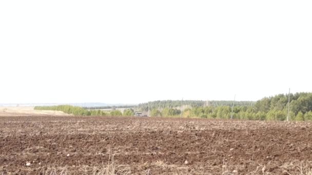 Tractor en el campo — Vídeo de stock