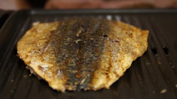 鲭 鱼。烤鱼。鱼在烧烤。厨师在煮鱼 — 图库视频影像