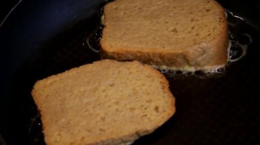 Tost yemek. Şef tost yapıyor. Fransız tost kızartma tavada pişirme