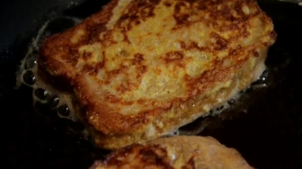 Tost yemek. Şef tost yapıyor. Fransız tost kızartma tavada pişirme — Stok video