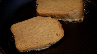 Tost yemek. Şef tost yapıyor. Fransız tost kızartma tavada pişirme
