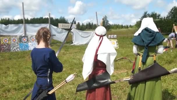 Bogenschützinnen schießen mit einem Pfeil — Stockvideo