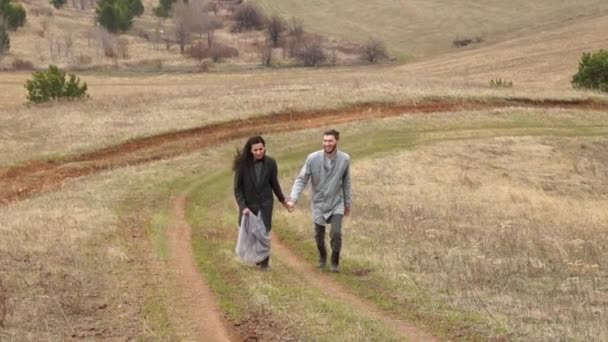 Recién casados. Novio y novia. Una pareja feliz. Familia feliz. Hombre y mujer . — Vídeos de Stock