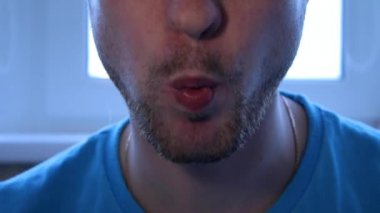 yakın çekim, adam yiyor, Lokanta, ulusal yemek, pasta, tıraşsız adam