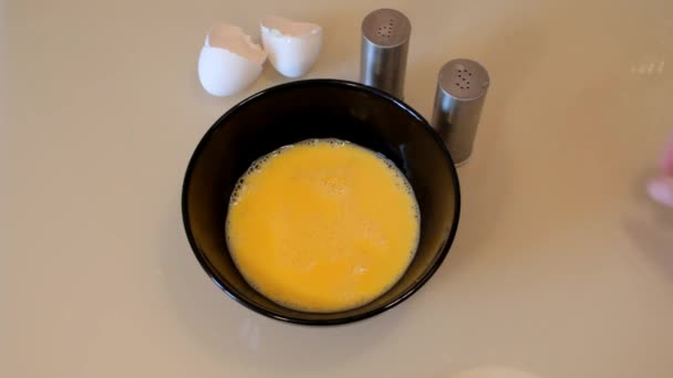 Preparazione del cibo. Cucinare un'omelette. Cuoco uovo di cottura — Video Stock