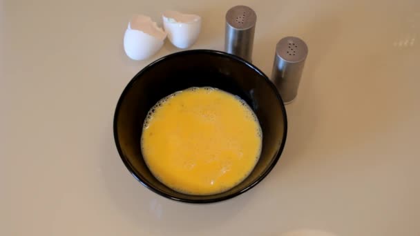 Yiyecek hazırlama. Omlet pişirme. Şef yumurta pişirme — Stok video