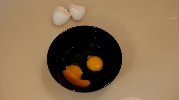 Voedselbereiding. Koken een omelet. Chef-kok koken ei — Stockvideo