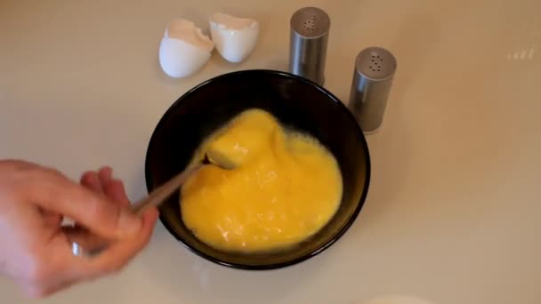 Приготування їжі. Приготування омлету. Кухар готує яйце — стокове відео