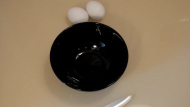 Bir yumurta çatlama eller mans. Yiyecek hazırlama. Şef yemek. Adam aşçı omlet