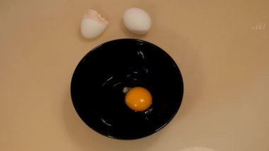 Bir yumurta çatlama eller mans. Yiyecek hazırlama. Şef yemek. Adam aşçı omlet